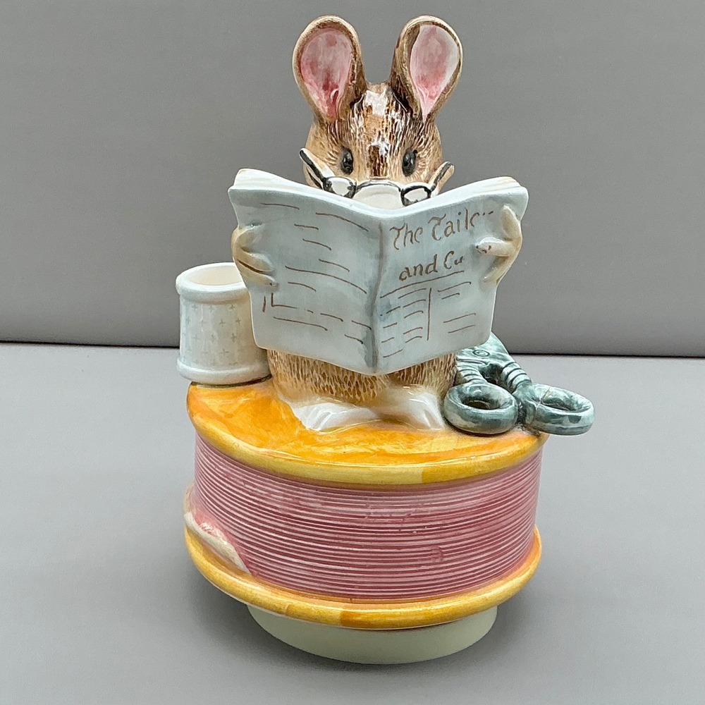 Schmid Beatrix Potter Tailor of Gloucester Mouse Music Box Vintage 1978 WORKS